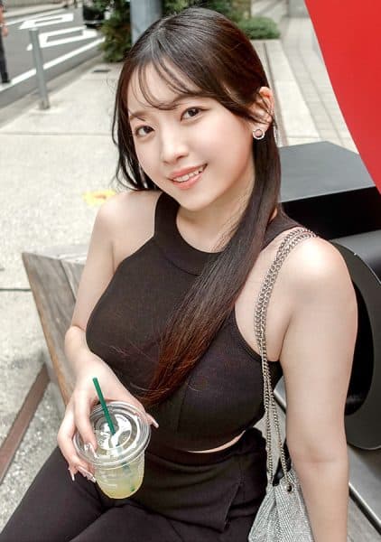 Person I Met Today Is Rei-san, 22 Years Old. She Works At A Jewelry Store. She Has Fair Skin.