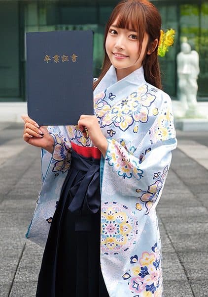 The Graduation Season, She Traveled To Each University And Successfully Picked Up Girls With The Cutest Girl From Among The University Students Wearing Hakama.