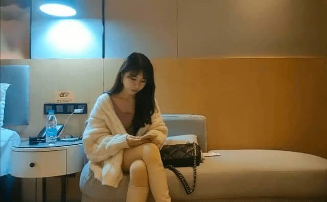 Xb-542 高顏值白靴性感妹子啪啪舌吻口交摸逼上位騎坐
