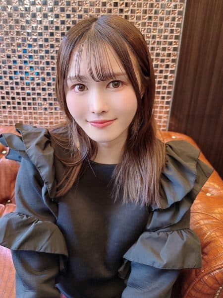 Female College Student Living In Kansai. A Bright And Beautiful Girl. She Even Gave A Blowjob In The Car With A Shy Look On Her Face.